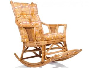 Фото плетеного кресла качалки из ротанга с подушкой