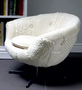 Шикарное кресло с обивкой из старых свитеров