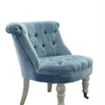 Бледное голубое кресло в современном стиле