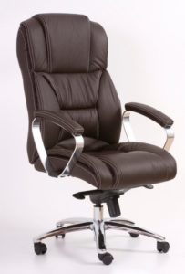 Богатый внешний вид коричневого кресла