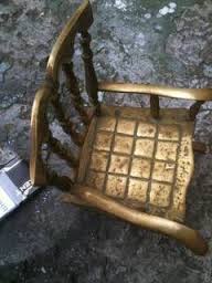 Большое бронзовое кресло для обустройства дома