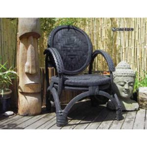 Черное кресло, созданное из колес