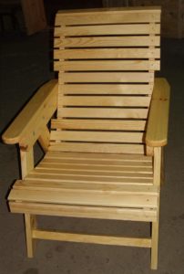 Деревянное корпусное кресло
