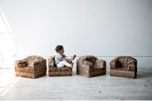 Детские кресла, созданные из картона