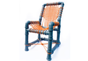 Детское кресло, созданное из труб