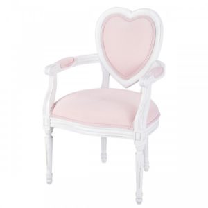 Детское кресло, выполненное в розовом цвете