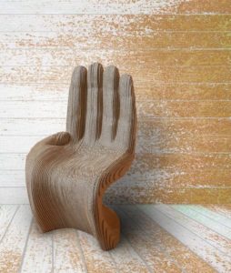 Фигурное кресло рука из картона