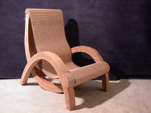Фигурное кресло, созданное из картона