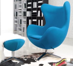 Голубое кресло в интерьере помещения