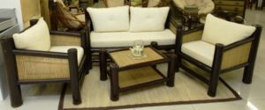 Интерьер комнаты с креслами из бамбука