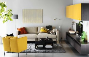 Интерьер комнаты с креслом в желтом цвете