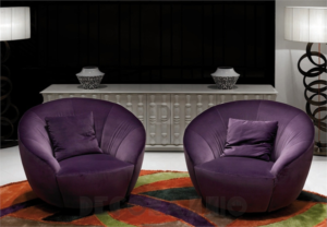 Интерьер комнаты с пурпурными креслами