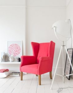 Интерьер комнаты с розовым креслом