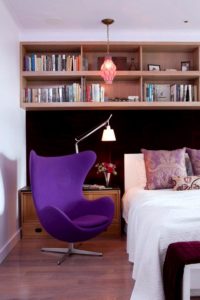 Интерьер с фиолетовым креслом