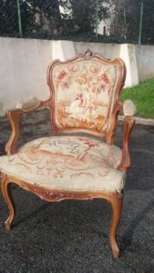 Изготовленное кресло из ореха