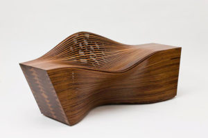 Изогнутое деревянное кресло
