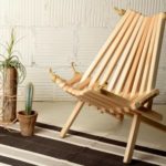 Канатное кресло с деревянными деталями