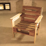 Каркасное кресло, созданное из поддонов