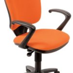 Компьютерное кресло, оформленное в оранжевом цвете