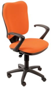 Компьютерное кресло, оформленное в оранжевом цвете