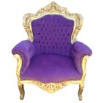 Королевское кресло, оформленное в фиолетовом цвете