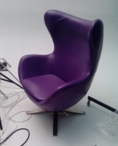 Кожаное красивое фиолетовое кресло
