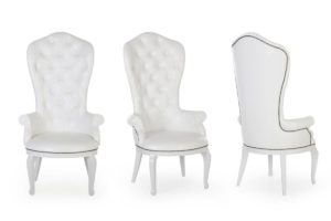 Кожаное кресло, имеющее приятный белый цвет