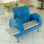 Красивое голубое кресло на основе бочки