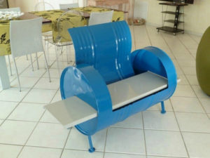 Красивое голубое кресло на основе бочки
