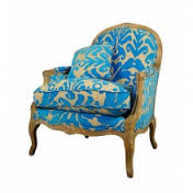 Красивое голубое кресло с узорами