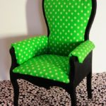 Красивое кресло, оформленное в зеленом цвете