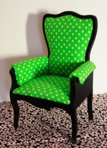 Красивое кресло, оформленное в зеленом цвете