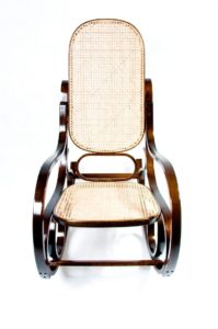 Красивое кресло, созданное из сорта дерева орех