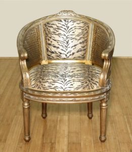 Красивое кресло, выполненное в золотом цвете