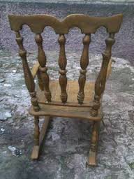 Красивое яркое кресло, изготовленное из бронзы