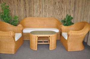 Красивые светлые бамбуковые кресла