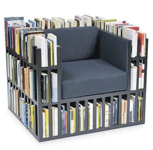 Креативный дизайн кресла из книг