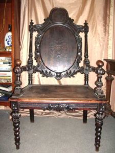 Кресло, изготовленное на основе ореха