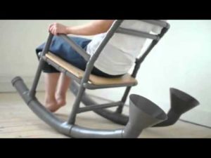 Кресло-качалка из пластиковых труб