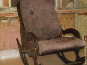 Кресло-качалка на основе велюра