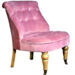 Кресло на колесика в нежном розовом цвете
