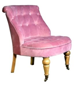 Кресло на колесика в нежном розовом цвете