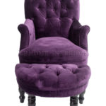 Кресло, оформленное в пурпурном цвете