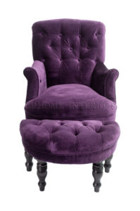 Кресло, оформленное в пурпурном цвете