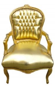 Кресло, оформленное в золотом цвете