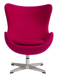 Кресло с обивокй малинового цвета