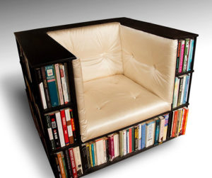 Кресло с оригинальным дизайном из книг