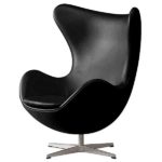 Кресло с оригинальным дизайном, выполненное в черном цвете