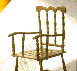 Кресло созданное из бронзы