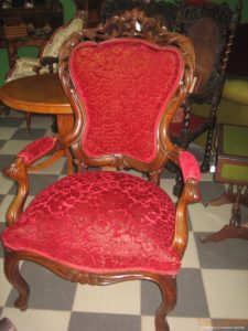 Кресло, созданное из дорогого красного дерева